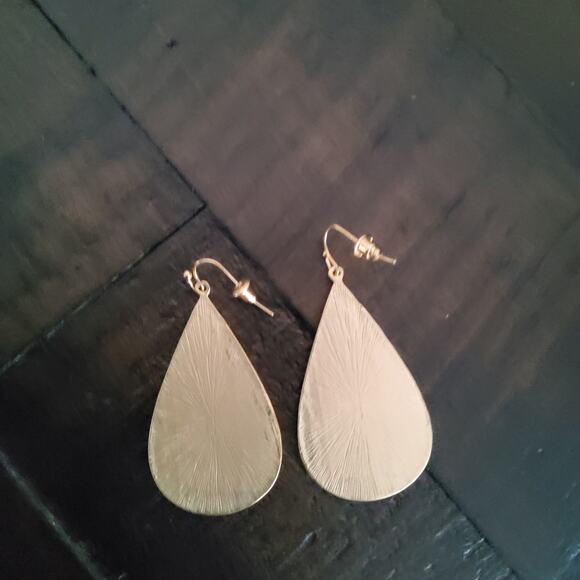 Gold Tone Cork Floral Teardrop Dangle Earrings - Picture 4 of 9